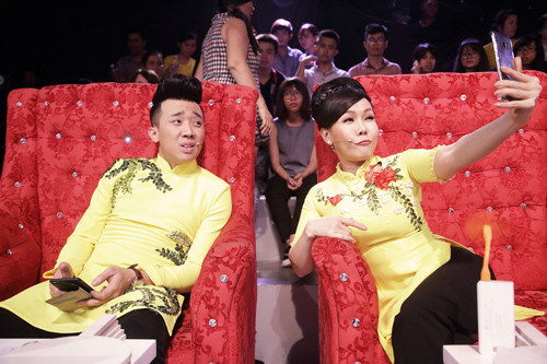 Cùng ngồi ghế nóng của một show, Việt Hương và Trấn Thành thường xuyên có nhiều bức ảnh selfie (tự sướng).