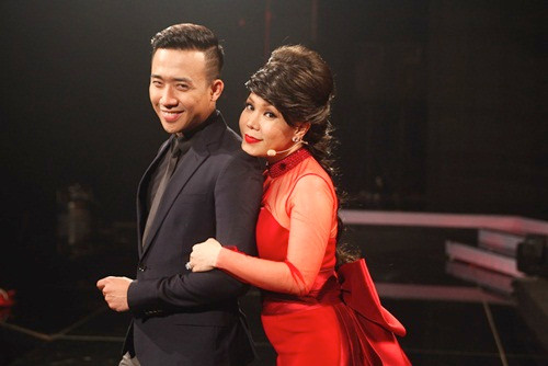 Việt Hương không ngại quàng tay thân mật với Trấn Thành trong một show truyền hình.