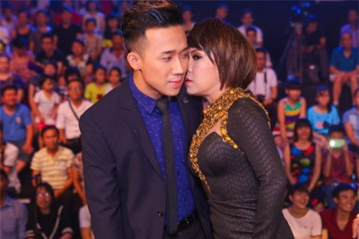 Dù Hari Won có nhìn thấy cảnh thì thầm của hai chị em này cũng không thể... ghen vì đó là chuyện thường ngày giữa Trấn Thành - Việt Hương. Chính nữ danh hài nhiều lần nói đùa tự xưng là chị gái ruột của Trấn Thành. Trước rất đông khán giả tại trường quay, nữ nghệ sĩ không ngại thi phi khi ghé sát vào cậu em Trấn Thành.