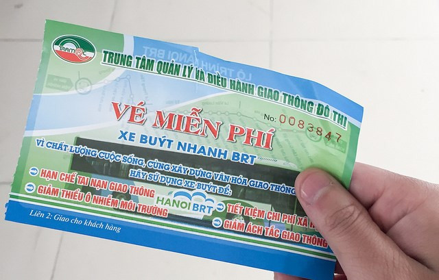 Mặc dù miễn phí nhưng vẫn có những nhân viên tại các nhà chờ xé vé xe buýt nhanh BRT cho hành khách.