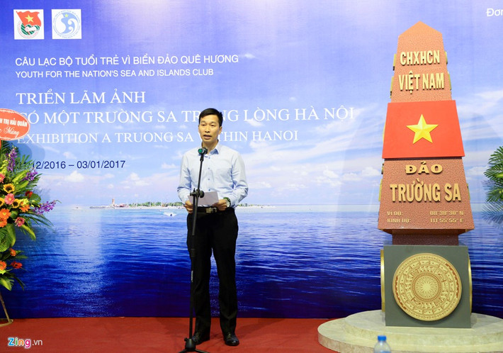 Anh Trần Vũ Thành – đại diện nhóm tác giả phát biểu trong buổi khai mạc cho biết tên triển lãm “Có một Trường Sa trong lòng Hà Nội” lấy cảm hứng từ bài thơ của đồng chí Lê Hồng Sơn trong chuyến công tác Trường Sa tháng 4/2016.