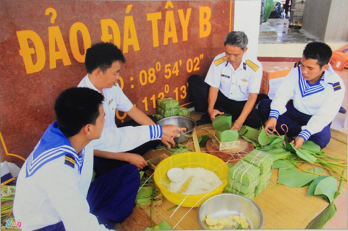 Tác giả Trường Phong may mắn được đến thăm Trường Sa vào dịp Tết năm 2016 và được tham gia gói bánh chưng cùng các chiến sĩ trên đảo. Anh cho biết điều đặc biệt của bánh chưng nơi đây là có vị mặn của nước biển ngấm từ lá bàng vuông hòa với gạo nếp trên đất liền mang lại hương vị khó quên.