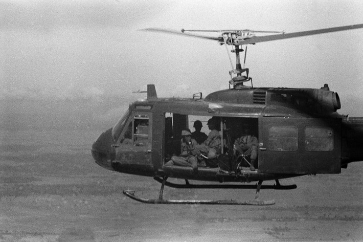 Binh sĩ Mỹ ngồi trên trực thăng quân sự đa năng UH-1 Iroquois hay còn có tên gọi khác là Huey chở họ ra chiến trường.
