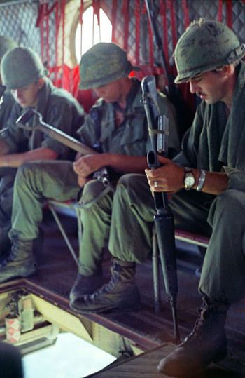 Gương mặt trầm tư của binh sĩ Mỹ khi ngồi trên trực thăng Chinook.