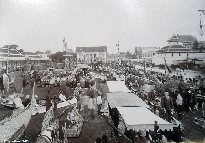 Người dân tham gia các lễ hội náo nhiệt tổ chức nhân dịp sinh nhật Nhà vua Thái Lan năm 1892.