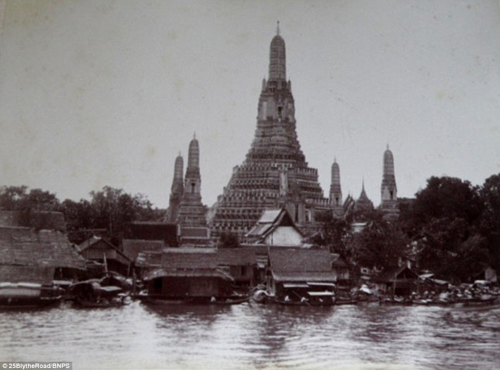 Những ngôi nhà nằm ven sông Chao Phraya ở Bangkok.