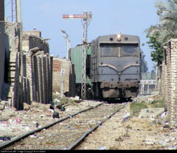 Một đoàn tàu chở quá tải đang chạy từ Cairo tới thành phố miền nam Ai Cập là Luxor hôm 20/2/2002 bị bốc cháy làm ít nhất 360 người chết.
