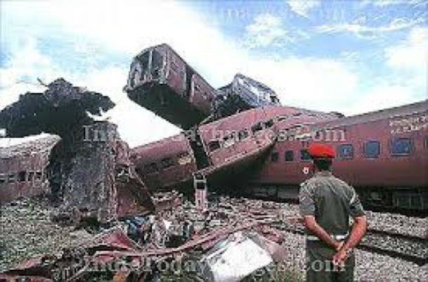 Ngày 2/8/1999, hai đoàn tàu tốc hành chở tổng cộng 2.500 hành khách đã va chạm nhau ở Gauhati, Ấn Độ. Vụ tai nạn khiến ít nhất 290 người thiệt mạng.