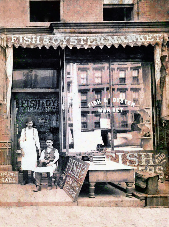 Một cửa hàng bán cá ở New York năm 1920.