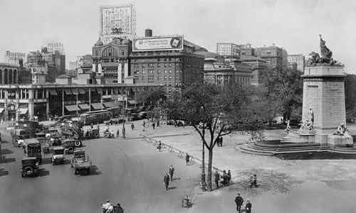 Giao thông sầm uất tại khu chợ Columbus Circle ở New York năm 1921.