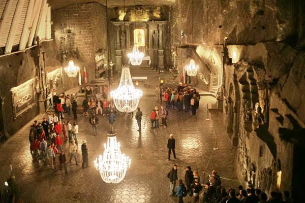 Mỏ muối Wieliczka ở Ba Lan được xây dựng vào thế kỷ 18. Mỏ Wieliczka sản xuất muối cho đến năm 2007 và được xem là một trong những mỏ muối lâu đời nhất thế giới. Nơi đây còn là khu phức hợp dưới lòng đất bao gồm: các bức tượng, nhà nguyện và thánh đường... trên chiều dài 300 km.