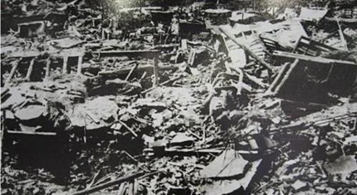 Khung cảnh tang thương ở Đường Sơn sau trận động đất năm 1976.