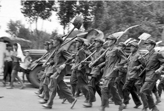 Binh sĩ thuộc Quân đội Trung Quốc cầm theo xẻng vội vã đến hiện trường để giải cứu những người mắc kẹt trong khu vực đổ nát.
