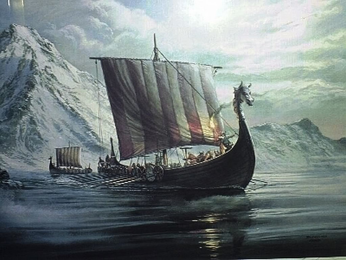 Do cuộc sống của người Viking gắn liền với biển cả nên khi qua đời, họ thực hiện nghi lễ táng trên thuyền. Cụ thể, khi một người qua đời, thi thể của họ được đặt lên trên một chiếc thuyền có đầy thức ăn, trang sức, vũ khí, đôi lúc có cả người hầu và các loài động vật.