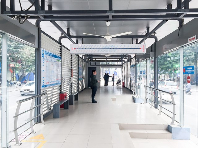 Xe buýt nhanh BRT được lưu thông trên một làn đường riêng với tuyến từ Kim Mã đến bến xe Yên Nghĩa. Thời gian cho một chiều xe trung bình từ 40 đến 45 phút. Hiện nay trong thời gian thử nghiệm, hành khách sẽ được đi miễn phí, sau ngày 31/1/2017, giá vé sẽ là 7.000 đồng một lượt. Trong ảnh là nhà chờ xe BRT tại Giảng Võ.