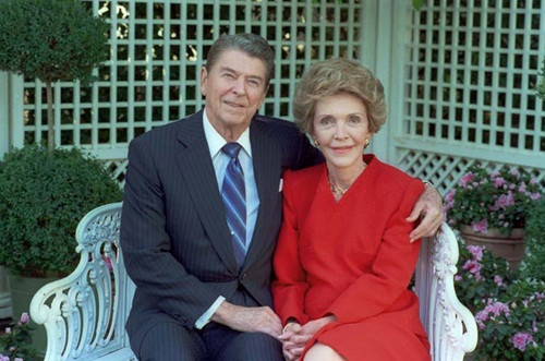 Nancy Reagan (1921 - 2016) là phu nhân của cựu Tổng thống Mỹ Ronald Reagan. Trong suốt nhiệm kỳ của chồng tại Nhà Trắng, và những năm sau đó, bà là cố vấn thân cận nhất của Tổng thống Reagan. Đệ nhất phu nhân Nancy sinh năm Dậu cũng luôn bên cạnh chồng trong cuộc chiến dài gần một thập kỷ chống lại căn bệnh Alzheimer.