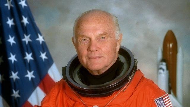 Phi hành gia John Glenn huyền thoại (1921 - 2016) là người 2 lần làm nên lịch sử về du hành vũ trụ khi là người Mỹ đầu tiên vào quỹ đạo Trái đất và là công dân Mỹ lớn tuổi đầu tiên du hành vào không gian. Ông có tên trong danh sách người nổi tiếng sinh năm Dậu.
