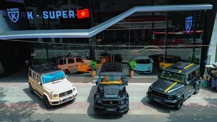 Đáng chú ý, đầu năm 2023, trên trang cá nhân của mình, Phan Công Khanh đã chia sẻ hình ảnh chiếc Lamborghini Aventador Roadster với giá khi về Việt Nam là khoảng 30 tỷ đồng.