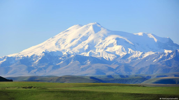 Nga có ngọn núi cao nhất châu Âu. Với chiều cao 5.642 mét, Elbrus là đỉnh núi cao nhất Châu Âu. Đỉnh Elbrus là một đỉnh núi nằm ở miền tây dãy núi Kavkaz tại nước cộng hòa tự trị Kabardino-Balkaria thuộc Liên bang Nga.