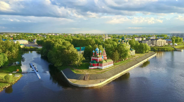 Mùa hè là thời gian lý tưởng nhất để thưởng thức vẻ đẹp của sông Volga, khi ánh nắng rực rỡ làm nổi bật những công trình kiến trúc hai bên bờ sông. Ảnh: IT.