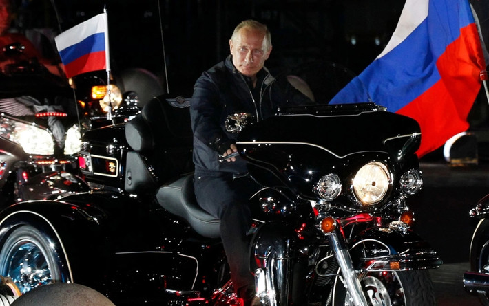 Ông Putin thể hiện sự nam tính của mình khi lái chiếc xe mô tô cỡ bự.