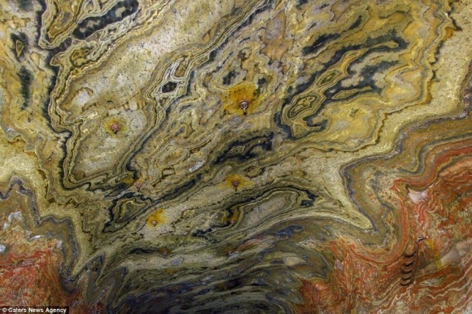 Mỏ muối là một đường hầm chạy thẳng xuống lòng đất, sâu khoảng 6,5km. Mikhail và các bạn đã phải ngủ lại qua đêm trong mỏ muối nhưng vẫn không thể khám phá tất cả. Ảnh: IT.