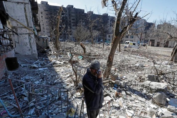 Tuy nhiên, Thị trưởng Mariupol Vadym Boichenko nói, gần 5.000 người, trong đó có khoảng 210 em nhỏ, thiệt mạng ở Mariupol kể từ khi quân Nga bao vây thành phố này cách đây một tháng. Ảnh: Reuters.