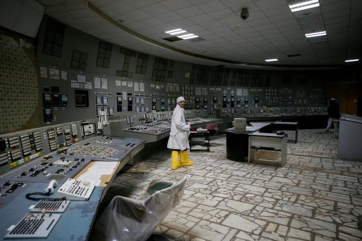 Khoảng 2.000 người lao động vẫn ở lại nhà máy Chernobyl để đảm bảo không xảy ra thảm họa hạt nhân giống như năm 1986 vốn giết chết hàng trăm người và làm lây lan phóng xạ về phía Tây trên khắp châu Âu.