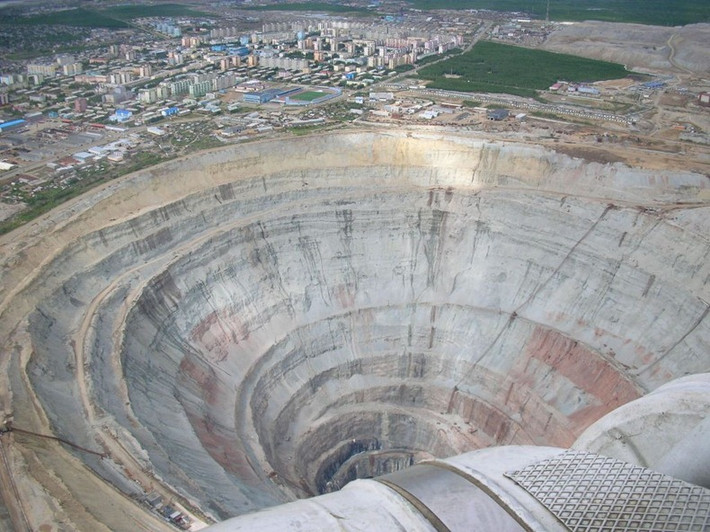 Mỏ kim cương Mirny đến nay vẫn là một dòng xoáy bí ẩn, một cái hố dường như không đáy từng sản sinh ra hơn một nửa số kim cương trên thế giới. Ảnh: IT.