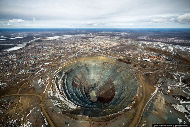 Mirny là một thị trấn khai thác kim cương nằm sâu trong vùng Siberia, miền đông nước Nga. Sau nửa thế kỷ khai thác, mỏ kim cương Mirny trở thành một hố giống như hang động hình vòng xoáy cực lớn chui sâu vào lòng đất.
