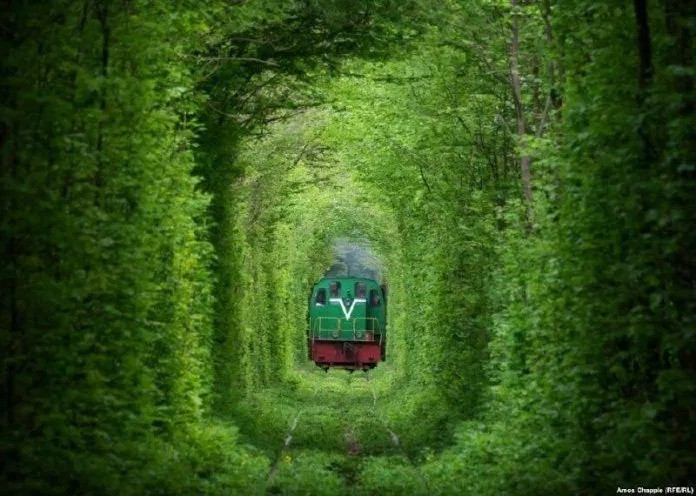 “Tunnel of Love", còn gọi là Đường hầm tình yêu của Ukraine, nằm giữa vùng Klevan và làng Orzhiv trên tuyến đường sắt Kovel - Rivine kéo dài 7 km, một hướng về Klevan và một dẫn đến một căn cứ quân sự bí mật tồn tại từ thời diễn ra Chiến tranh lạnh.