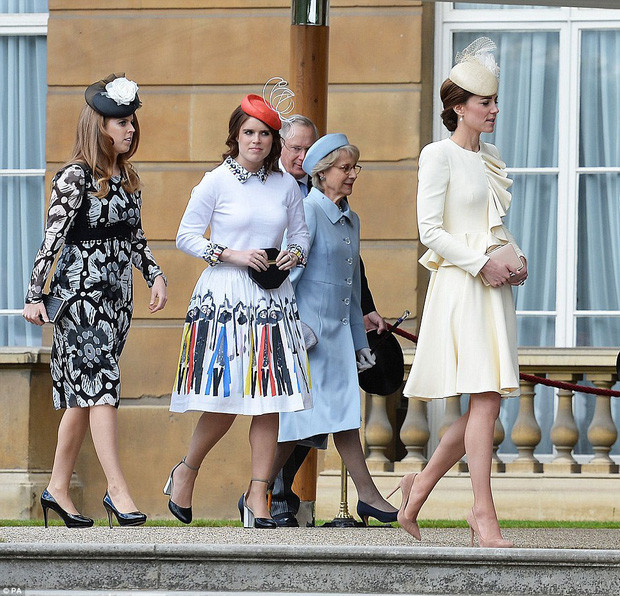 Công chúa Beatrice và Eugenie, Anh: Cặp công chúa Beatrice và Eugenie gây tranh cãi khá nhiều về diện mạo kém sắc và gu ăn mặc lòe loẹt. Mỗi khi hai công chúa này xuất hiện bên cạnh Công nương Kate là người ta lại có dịp so bì nhan sắc và phong cách thời trang.