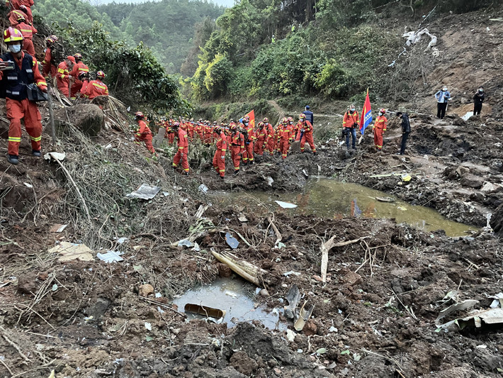 Tại khu vực máy bay rơi, nhiệt độ giảm khiến trời lạnh và có mưa gió mạnh, do vậy có thể ảnh hưởng đến công tác cứu hộ tại hiện trường.