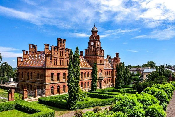 Với những con đường rải sỏi và các quán cà phê thư thái, các tòa nhà Baroque, hiệu sách và công viên, đây là nơi hoàn hảo để thư giãn và tận hưởng bầu không khí thoải mái, không ồn ào.