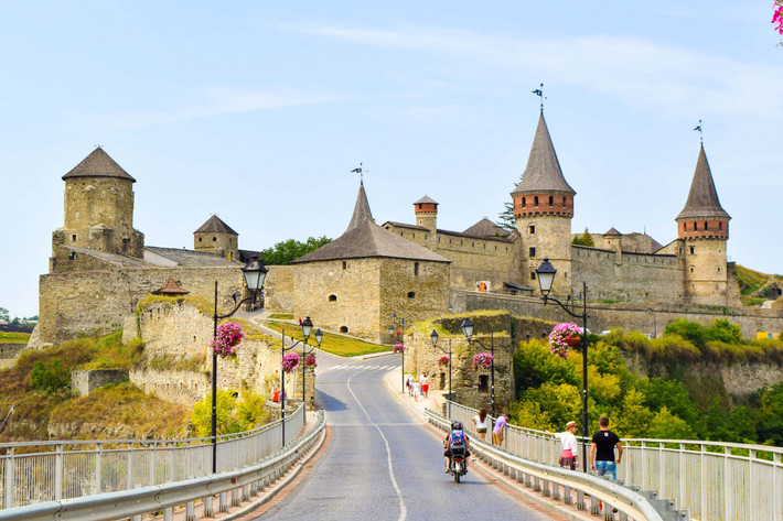 Lâu đài Kamenets Podolsky: Nằm ở Kamianets-Podilskyi, cách khu phố cổ một đoạn đi bộ ngắn, Lâu đài Kamenets Podolsky là một pháo đài được xây dựng từ trước thế kỷ 14. Đây được xem là điểm đến hoàn hảo cho những du khách ưa khám phá vì nó nằm sâu trong hẻm núi.