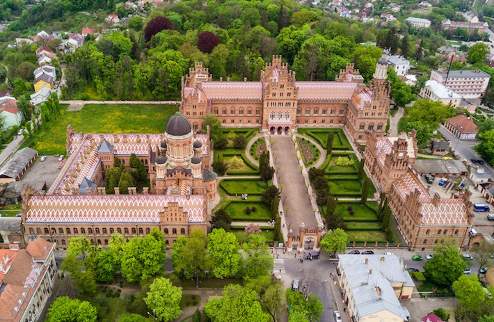 Thành phố Chernivtsi: Được mệnh danh là "Viên thu nhỏ", Chernivtsi tự hào có kiến trúc tương tự như thành phố của Áo, vì nó từng là một phần của Đế chế Áo-Hung.