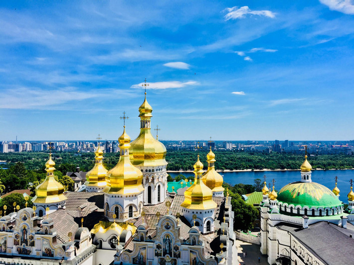 Nhà thờ Thánh Sophia: Là một trong số 7 kỳ quan được UNESCO công nhận là Di sản Thế giới của Ukraine, Nhà thờ Thánh Sophia (còn gọi là Nhà thờ Saint Sophia) là điểm du lịch yêu thích của nhiều khách nước ngoài khi đến thủ đô Kiev.