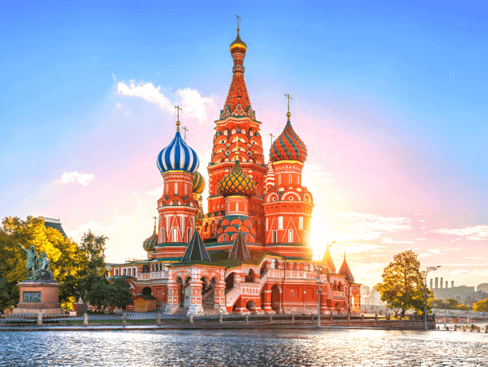 Thánh đường Saint Basil's: Với thánh đường Saint Basils, du khách sẽ bị thu hút bởi kiến trúc đặc biệt của nhà thờ, được thiết kế giống như hình dạng của một ngọn lửa, là địa điểm du khách nên ghé khi đến nước Nga.