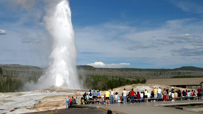Thung lũng Geysers: Geysers thuộc Kamchatka nằm ở viễn Đông Nga là một trong những thung lũng suối nước nóng lớn nhất thế giới. Nơi đây được mai phục bởi những hố nước nóng trực trào phun lên từ mặt đất đẹp như tiên cảnh.️