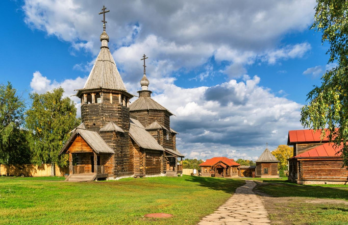 Thành phố Suzdal: Nơi này tọa lạc bên dòng sông Kamenka êm đềm, cách thành phố Vladimir 26 km về phía Bắc. Một thành phố nhỏ nhắn, yên bình với những hàng cây xanh mướt vào mùa hè. Suzdal có rất nhiều điểm tham quan thú vị với khoảng 200 di tích kiến trúc.