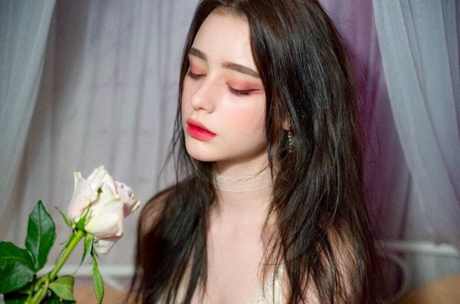 Không chỉ nổi tiếng với những câu chuyện lịch sử thú vị, Ukraine còn được nhiều người biết đến là một quốc gia có nhiều phụ nữ đẹp nhất nhì Châu Âu. Đi bộ trên đường phố Ukraine, bạn dễ dàng gặp được những cô gái xinh đẹp ăn mặc rất thời trang với khuôn mặt cuốn hút.