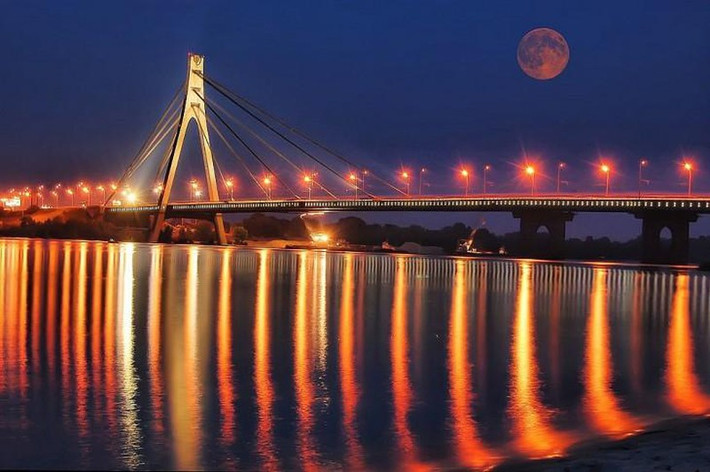 Cầu Rusanovsky ở Kiev có một lịch sử đặc biệt. Rất ít người biết rằng cây cầu này được gọi là cây cầu tình yêu hay cây cầu dành cho những nụ hôn trước cây cầu Parkovy.