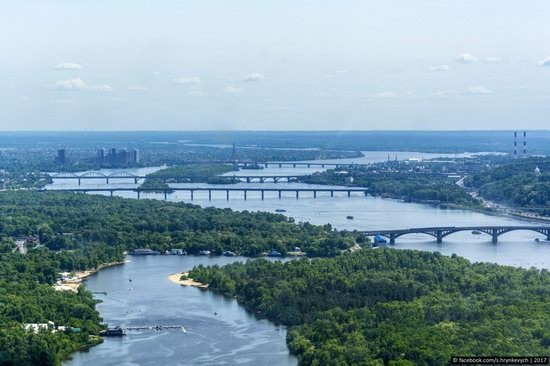 Thủ đô của Ukraine còn có nhiều cây cầu tuyệt đẹp như cầu Petrovsky, cầu đường sắt, cầu Metro, cầu Paton…