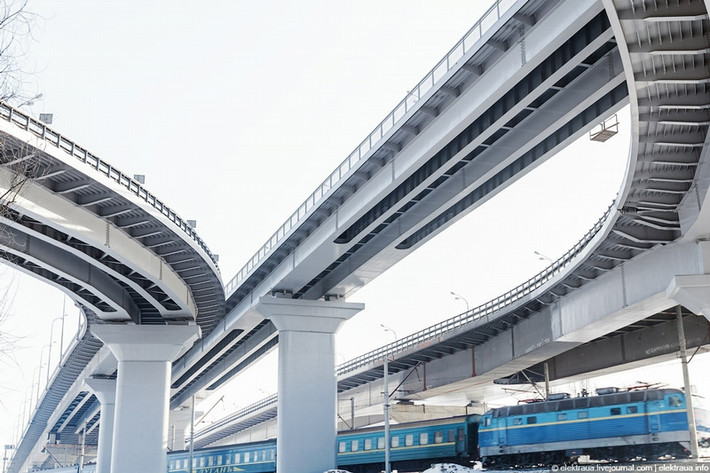 Ngoài ra, thành phố này còn có một số cây cầu nhỏ được xây dựng bắc qua các nhánh của Dnepr. Cây cầu nổi đầu tiên được xây dựng vào năm 1115. Ảnh: ER, Kyiv.
