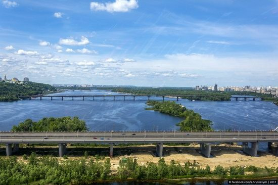 Cầu Paton bắc qua sông Dnepr là cây cầu dài nhất ở Kiev. Tổng cộng, có tám cây cầu bắc qua sông Dnepr ở Kiev.