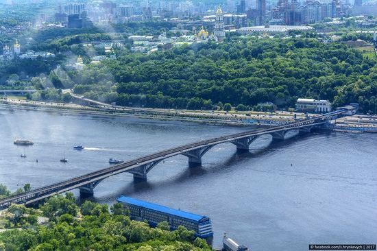 Cầu Metro là cây cầu tàu đường sắt đầu tiên bắc qua sông Dnepr ở Kiev.