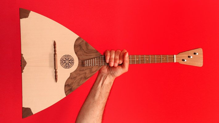 Đàn Balalaika có hình tam giác với các lỗ nhỏ. Du khách đến với nước Nga thường mua nó để làm quà lưu niệm cho người thân và bạn bè.