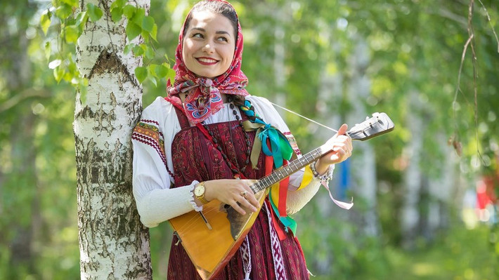 Đàn Balalaika chính là một biểu tượng văn hóa đặc trưng của nước Nga xinh đẹp. Tiếng đàn gợi nhớ đến những khung cảnh hùng vĩ, ấn tượng và cũng rất đỗi giản dị của người Nga.