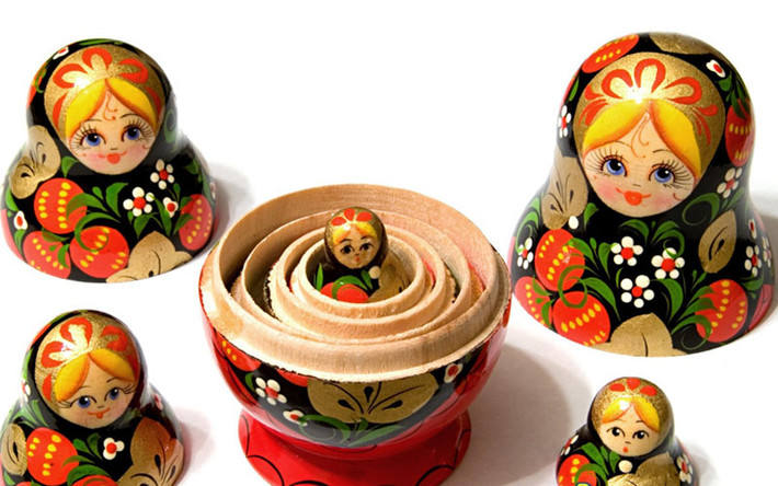 Búp bê mang hình ảnh của cô gái Nga với khăn trùm đầu, áo xaraphan. Và mỗi búp bê đều chứa bên trong khoảng 8 búp bê nhỏ. Sau này, hình tượng búp bê gái được phát triển thêm hình tượng búp bê trai.