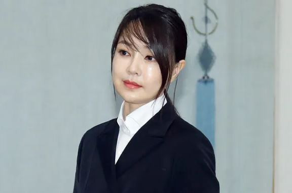 Tân đệ nhất phu nhân Hàn Quốc Kim Keon-hee khá ít khi xuất hiện bên chồng trong chiến dịch tranh cử nhưng cam kết sẽ tiếp tục hỗ trợ Tổng thống đắc cử Yoon Suk-yeol.